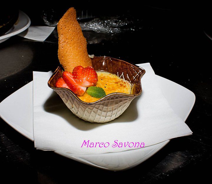 Crema catalana con biscuit alla fragola