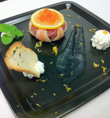 Tartare di tonno su tagliata di gamberi e uova di salmone con mousse al limone e crostino dorato