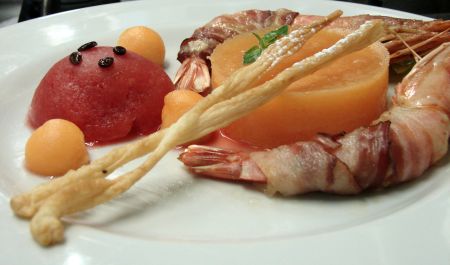 gamberi pancettati con gelatina di melone e granita di anguria