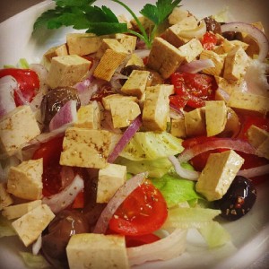 insalata greca con tofu