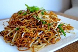 noodles con germogli e verdure