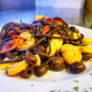 tagliolini nero di seppia con gamberi etc